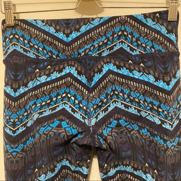 Alo Airbrushed Performance Seaport print Capris - Picture 7 of 12